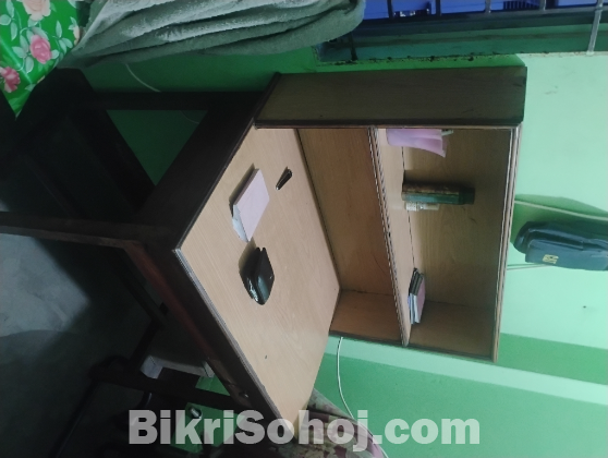 একটি পড়ার টেবিল